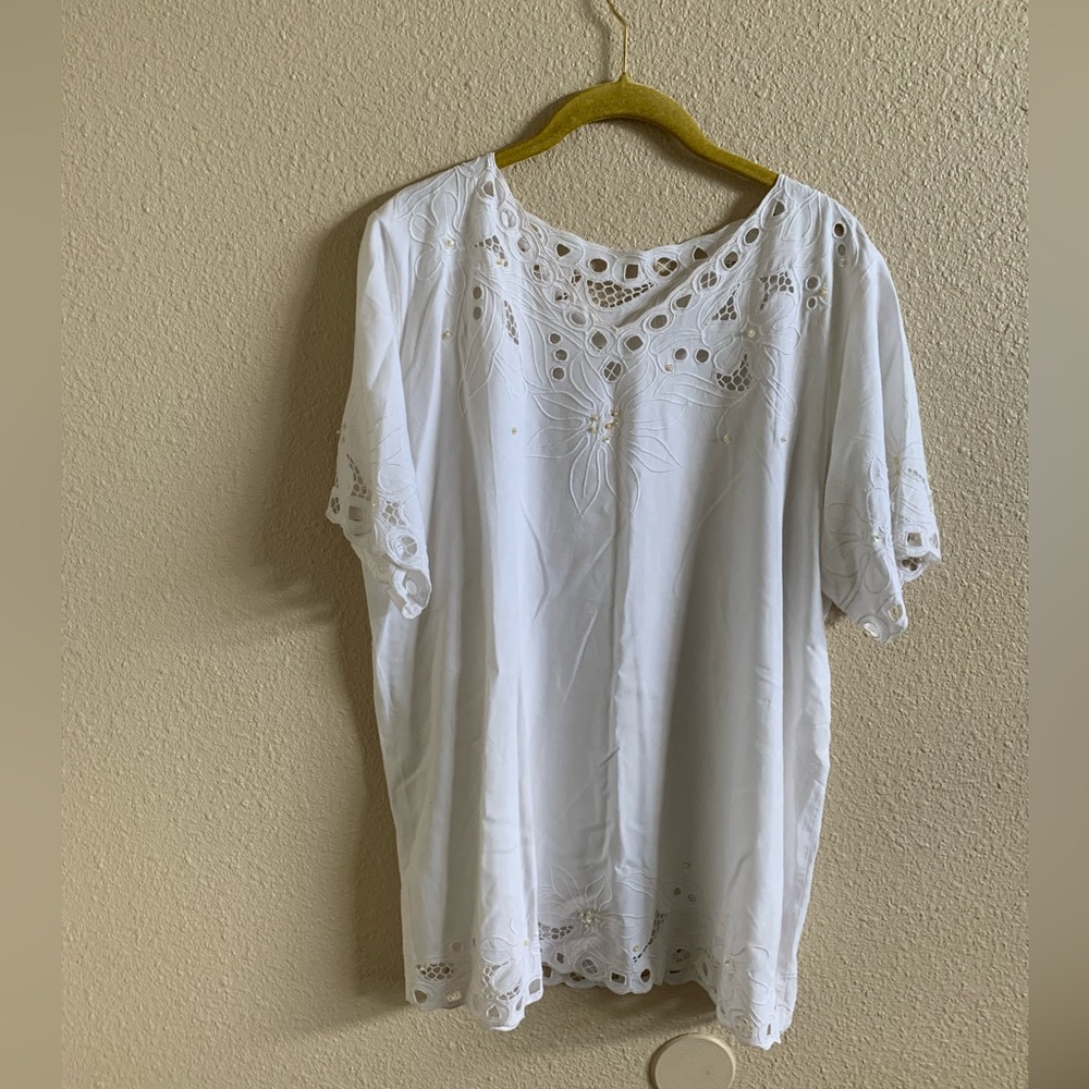 Vintage White Floral Eyelet Top 🌴